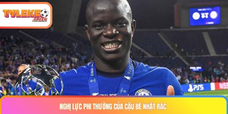 Nghị lực phi thường của cậu bé nhặt rác